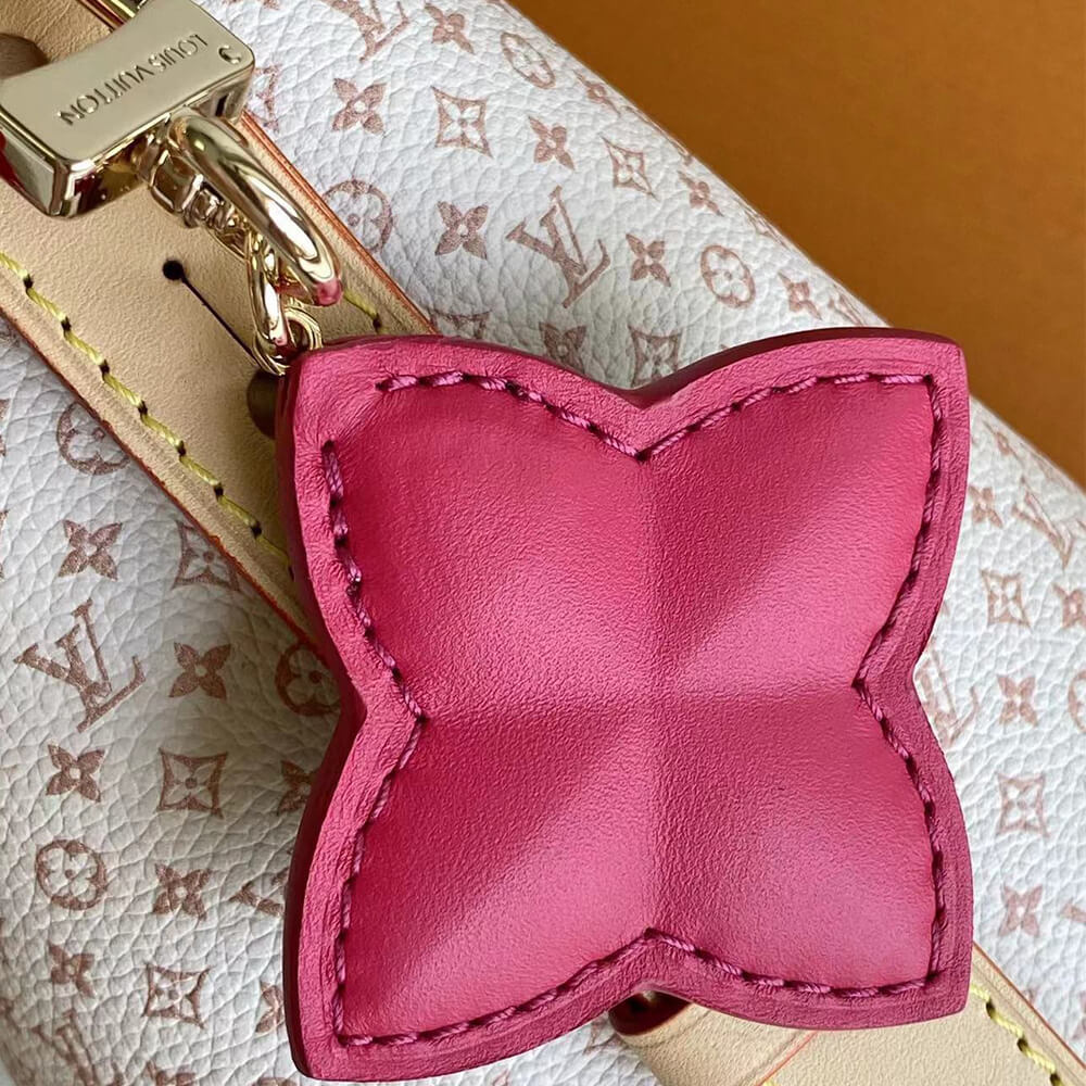Medium Saddle Pouch with Chain